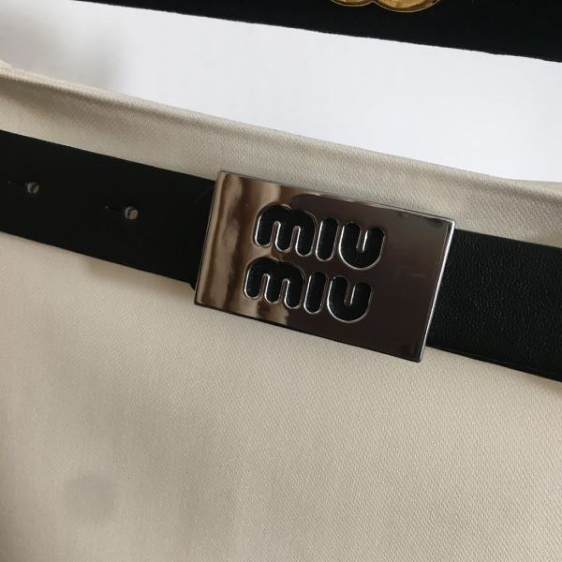 MIU MIU ミュウミュウ コピー スカート 軽やかでガーリーな魅力を演出