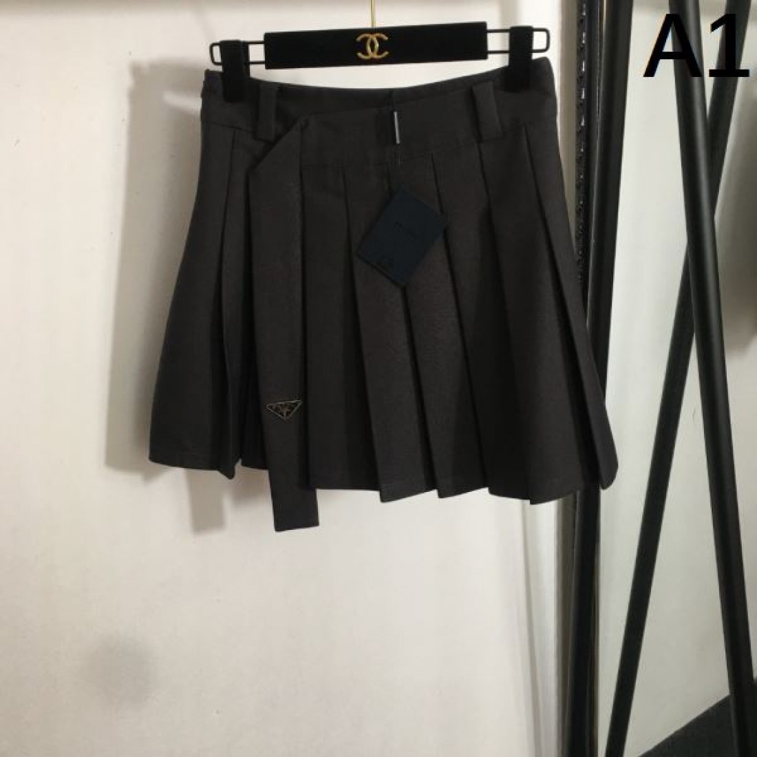 フェミニンでモダンな PRADA プラダ コピー スカート スタイリッシュな一着