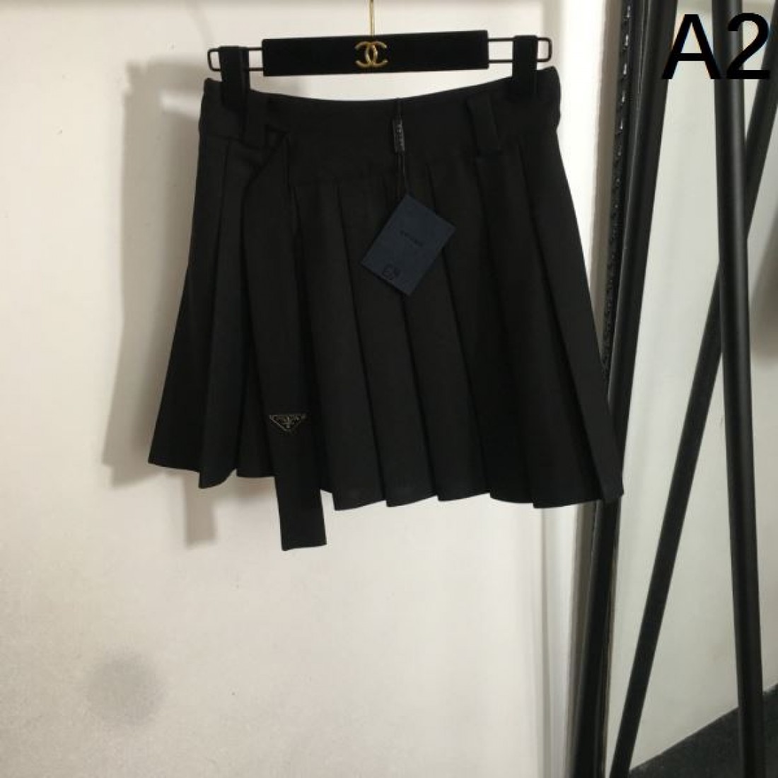フェミニンでモダンな PRADA プラダ コピー スカート スタイリッシュな一着