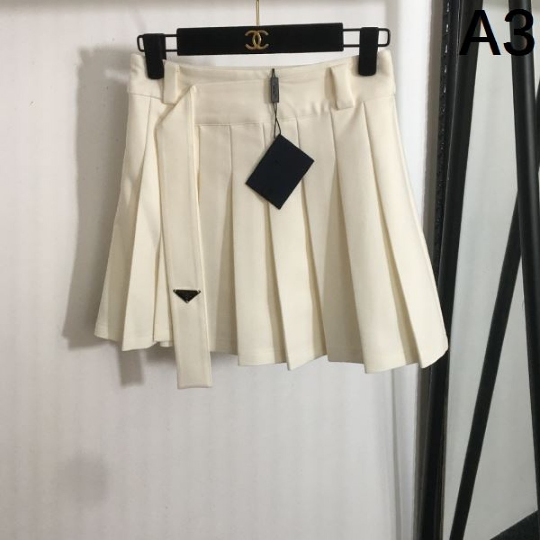 フェミニンでモダンな PRADA プラダ コピー スカート スタイリッシュな一着