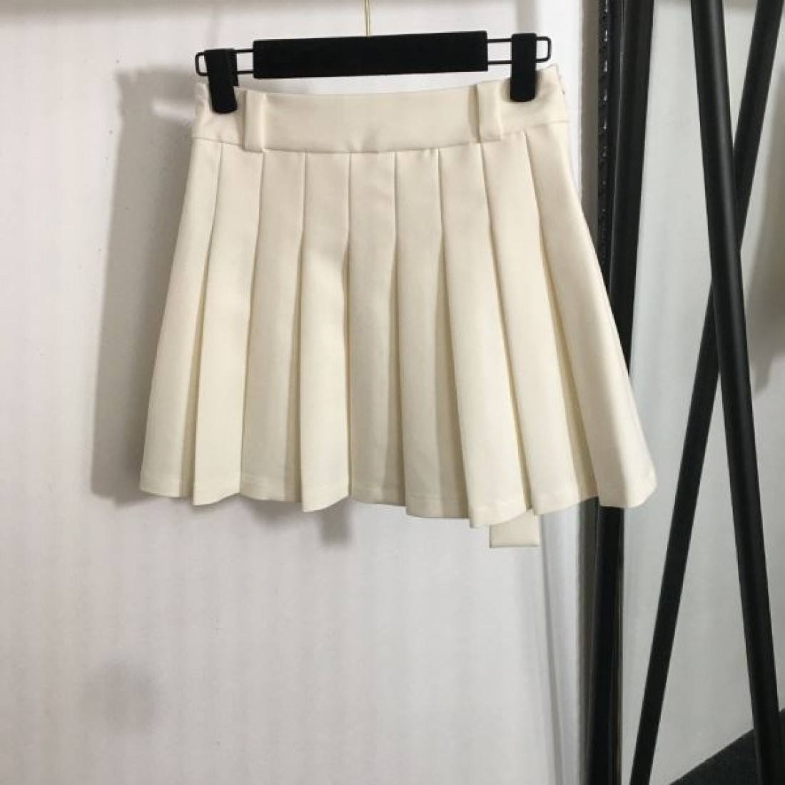 フェミニンでモダンな PRADA プラダ コピー スカート スタイリッシュな一着