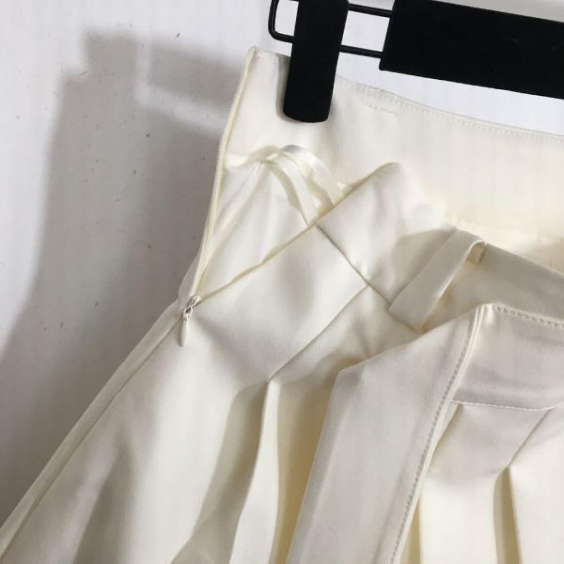 フェミニンでモダンな PRADA プラダ コピー スカート スタイリッシュな一着