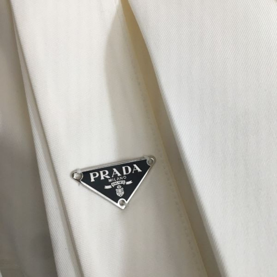 フェミニンでモダンな PRADA プラダ コピー スカート スタイリッシュな一着