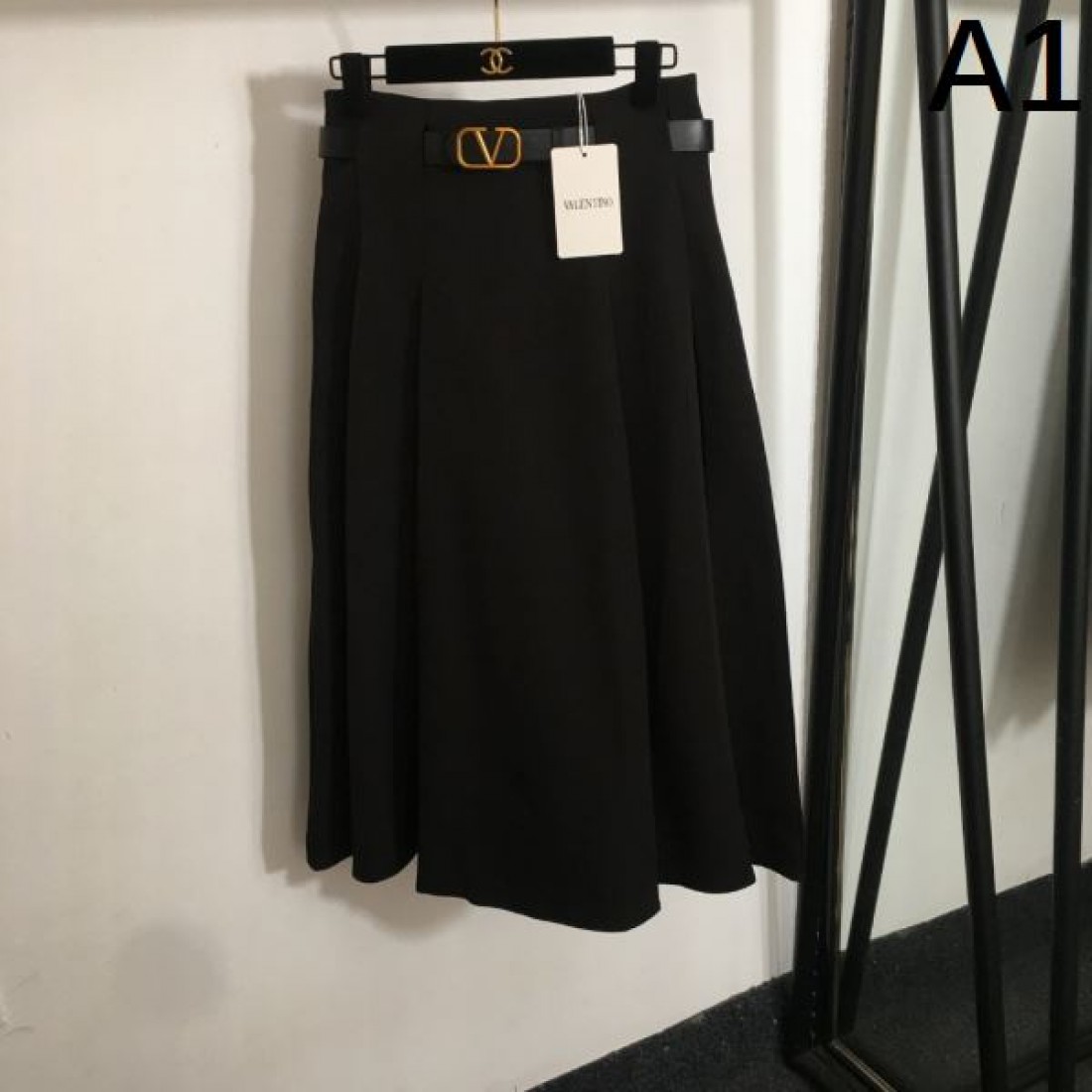 優美でフェミニンな VALENTINO ヴァレンティノ コピー スカート 洗練された印象