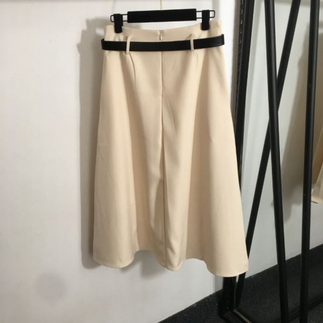 優美でフェミニンな VALENTINO ヴァレンティノ コピー スカート 洗練された印象