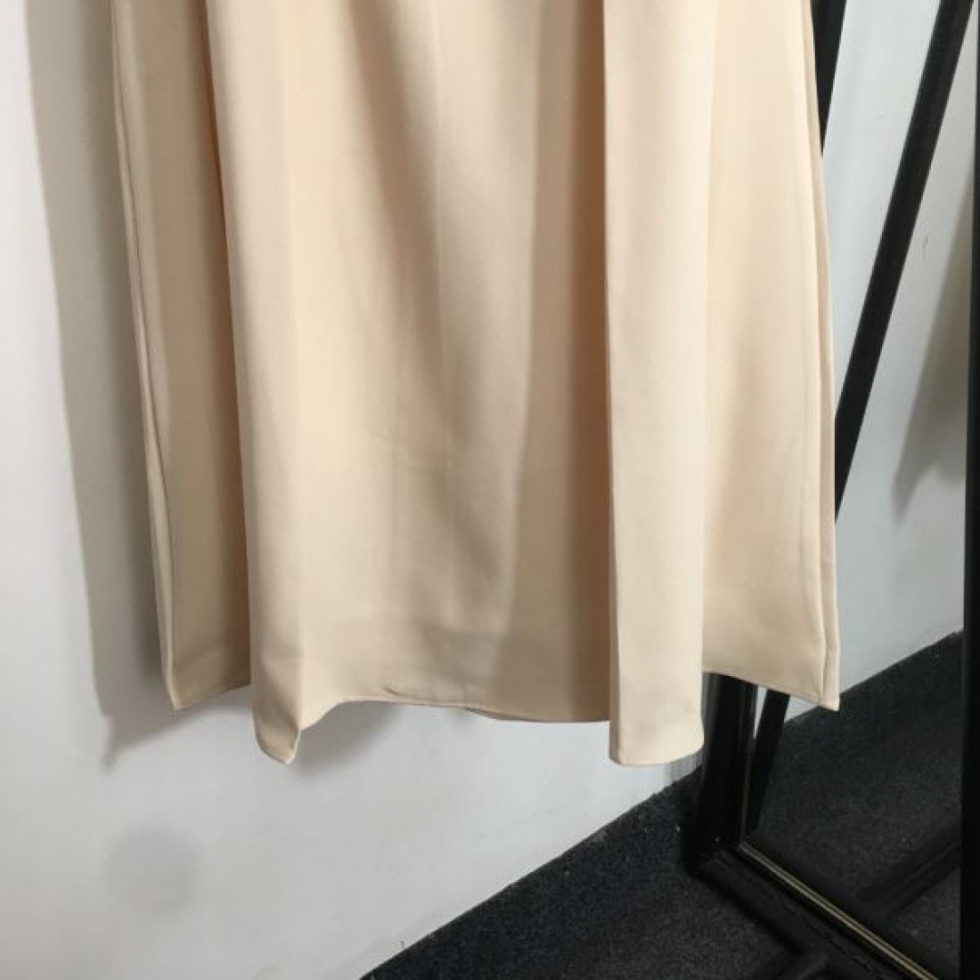 優美でフェミニンな VALENTINO ヴァレンティノ コピー スカート 洗練された印象
