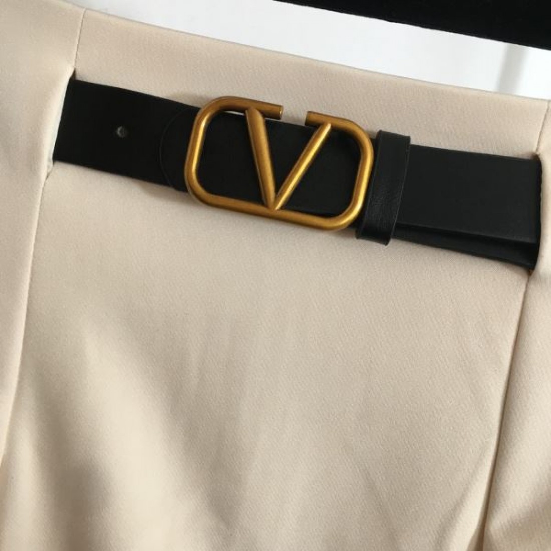 優美でフェミニンな VALENTINO ヴァレンティノ コピー スカート 洗練された印象