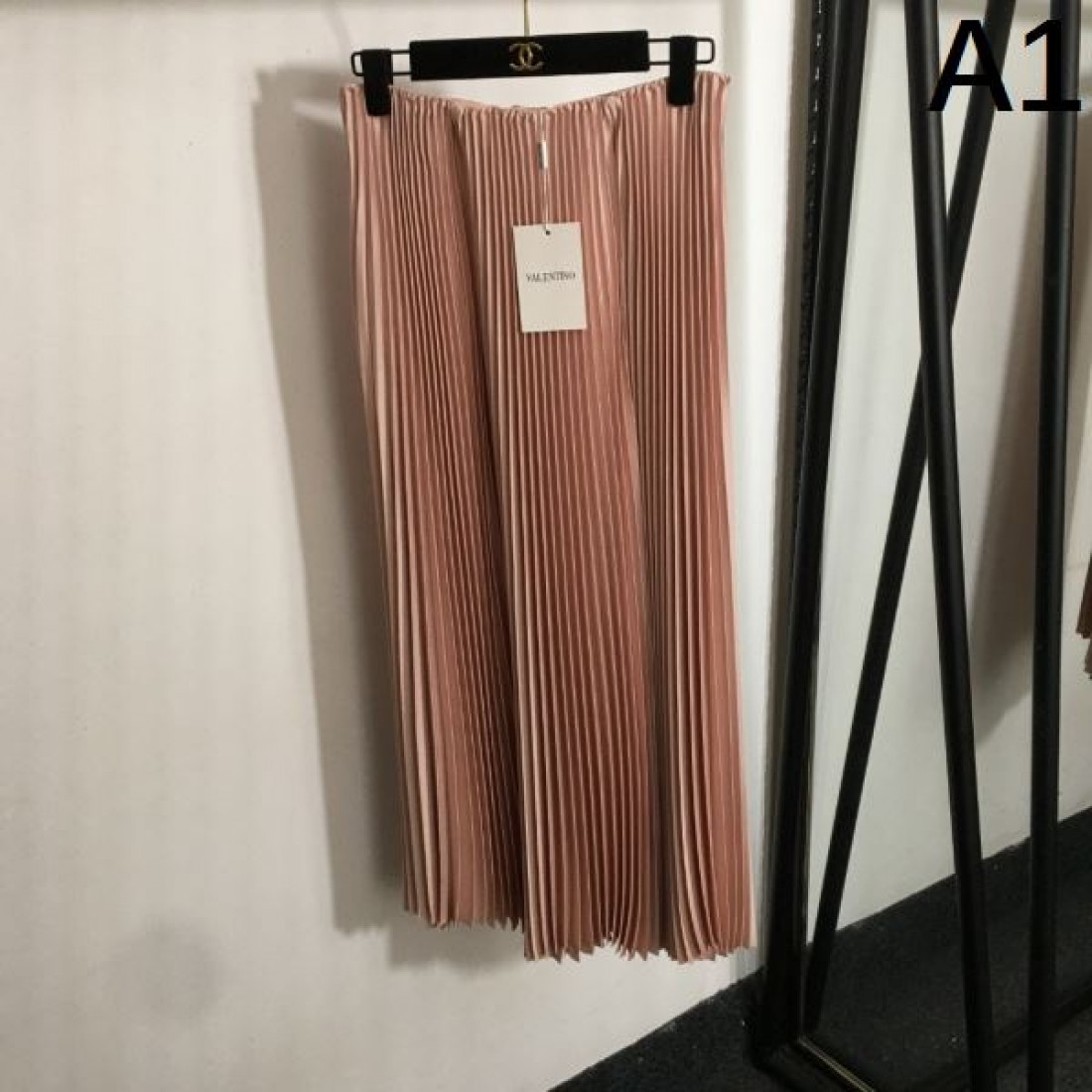 軽やかで繊細な VALENTINO ヴァレンティノ コピー プリーツスカート ナチュラルな動き