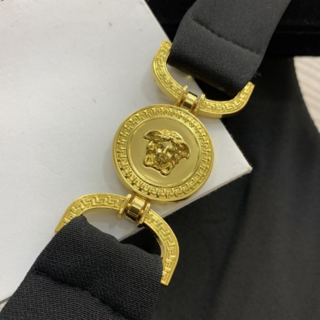 洗練された魅力的な VERSACE ヴェルサーチェ コピー ワンピース 華やかな仕上がり