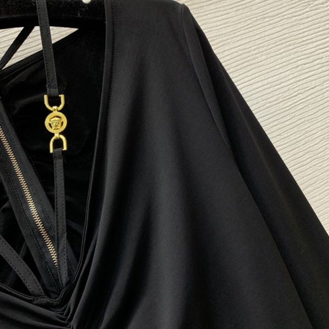 フェミニンで上質な印象を放つ VERSACE ヴェルサーチェ コピー ワンピース