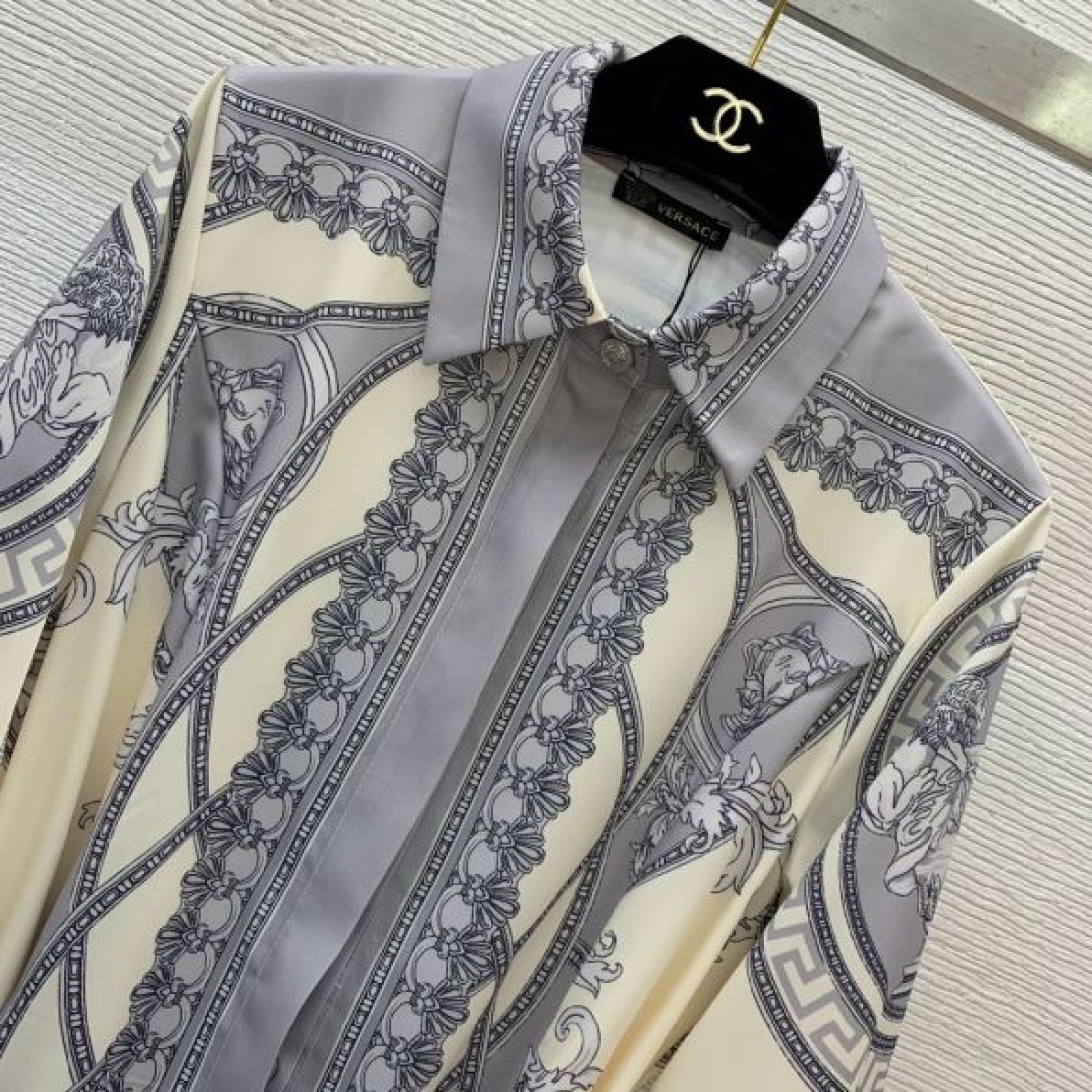 しなやかでモダンな VERSACE ヴェルサーチェ コピー ワンピース エレガントな雰囲気