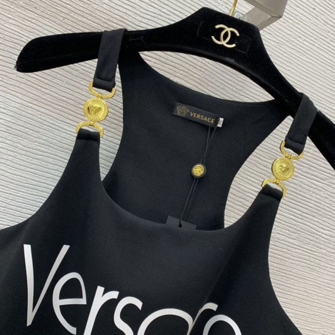 トレンド感のある VERSACE ヴェルサーチェ コピー 上下セット 洗練されたバランス感