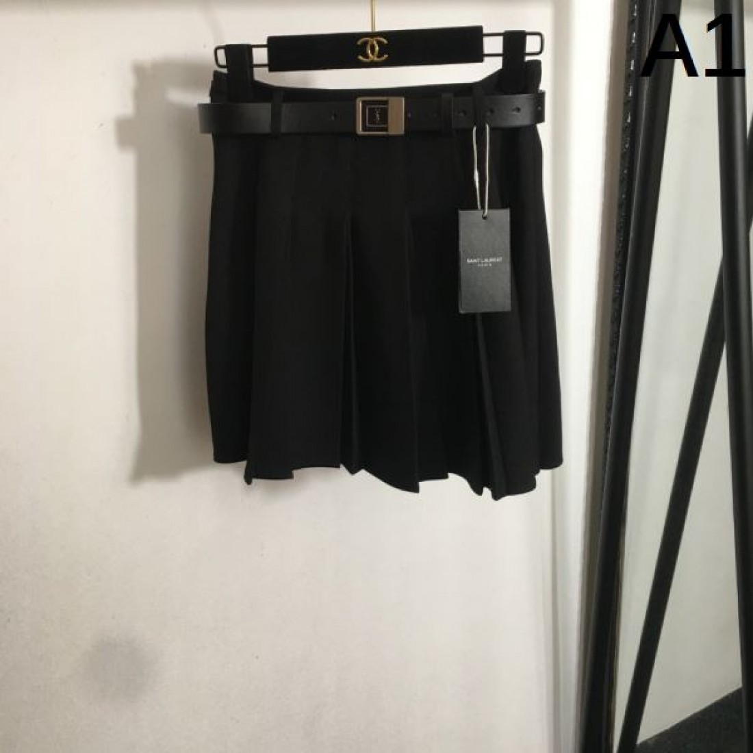 トレンド感あふれる YSL イヴ サンローラン コピー スカート モダンな印象に