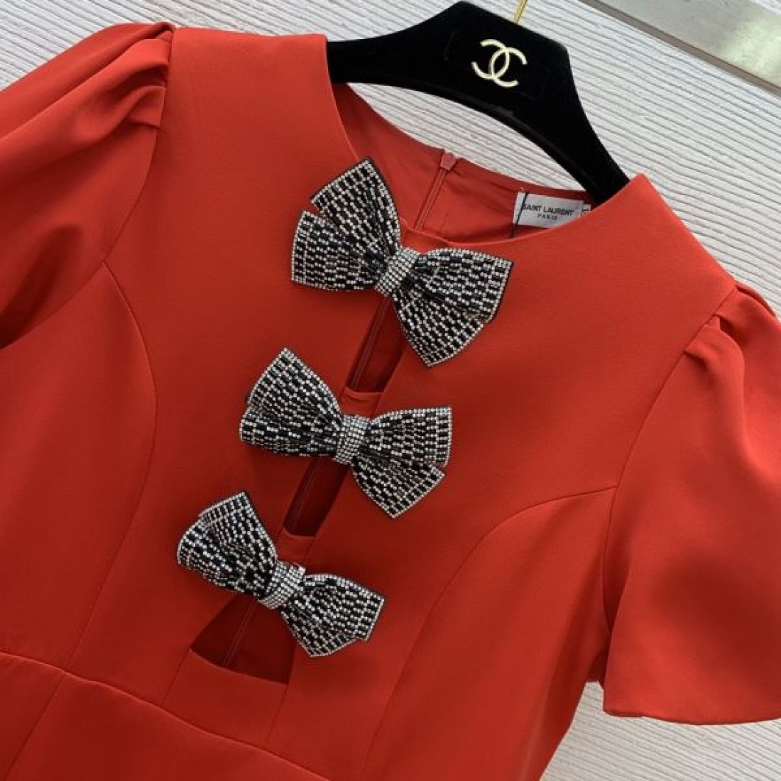  エレガントで都会的な YSL イヴ サンローラン コピー ワンピース 洗練されたフォルム