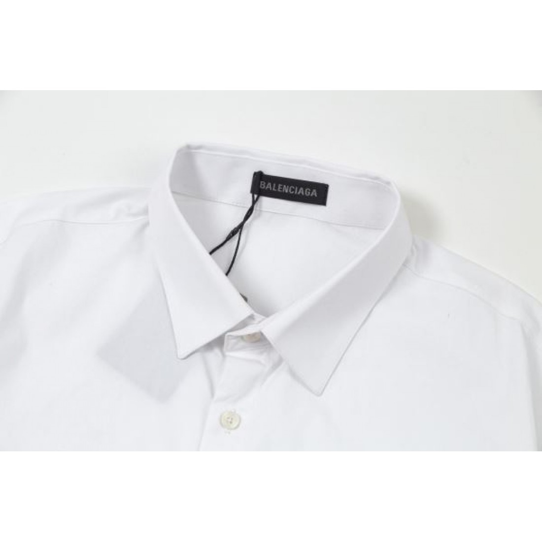 BALENCIAGA バレンシアガ コピー 半袖Tシャツ クールで個性的なデザインが魅力