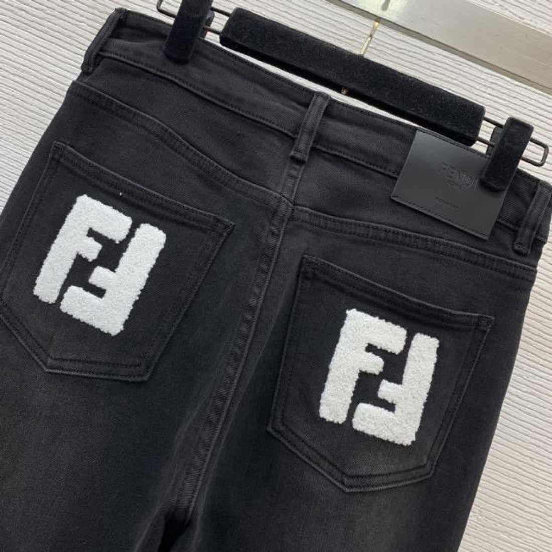 スマートで都会的な佇まい FENDI フェンデイ コピー ジーパンで魅せる足元