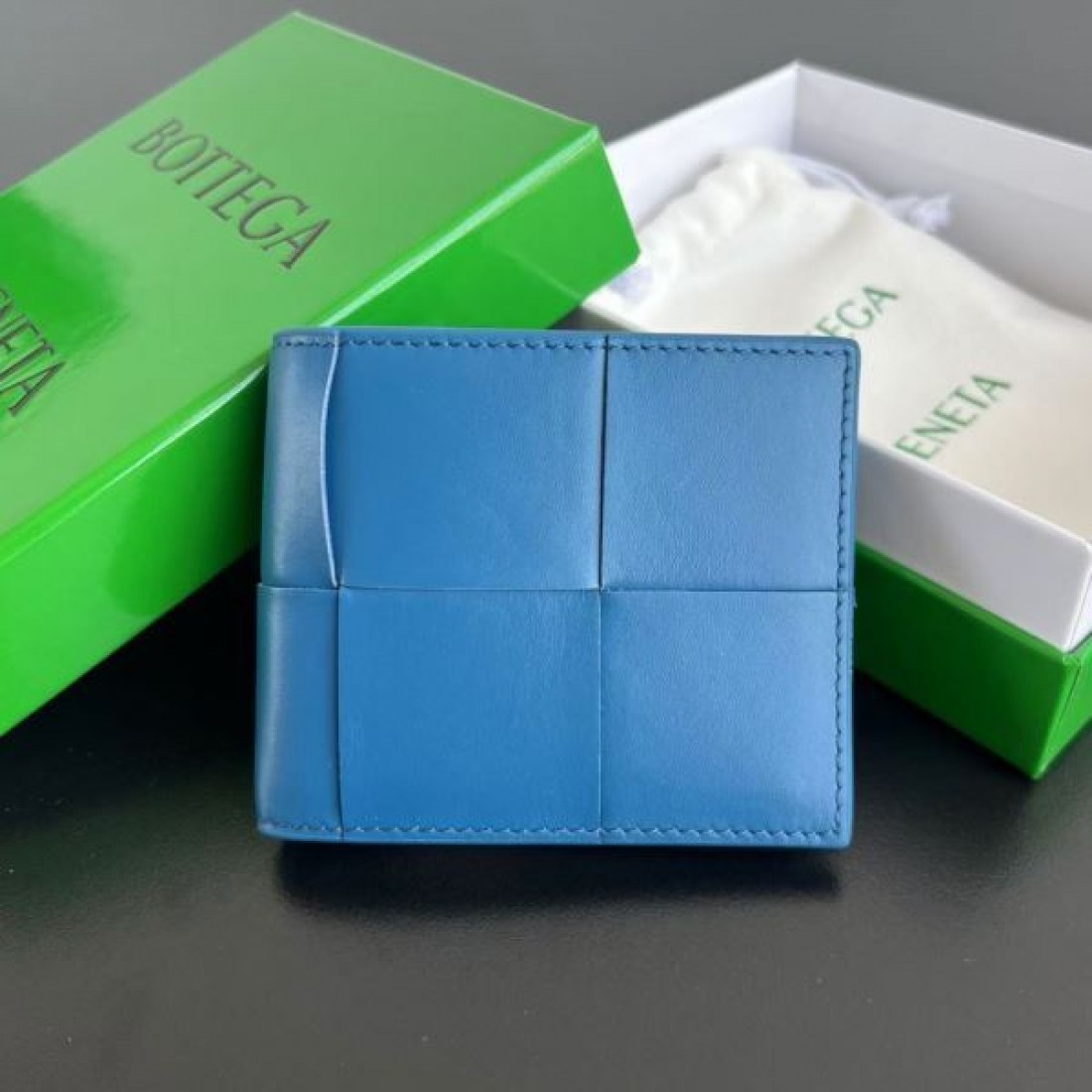 BOTTEGA VENETA 高機能で洗練された ボッテガヴェネタ コピー 二つ折り財布 今注目