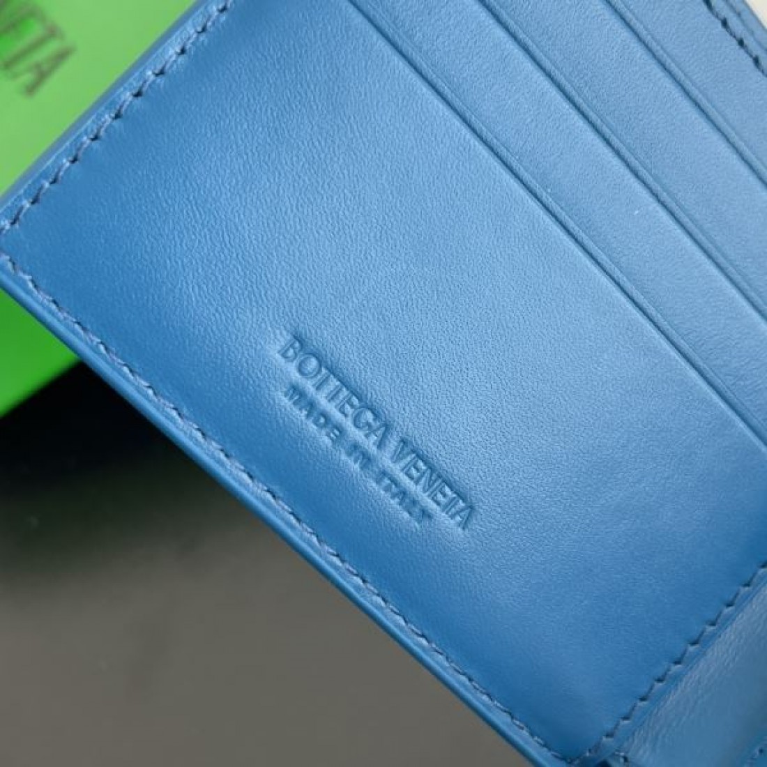  BOTTEGA VENETA 高機能で洗練された ボッテガヴェネタ コピー 二つ折り財布 今注目