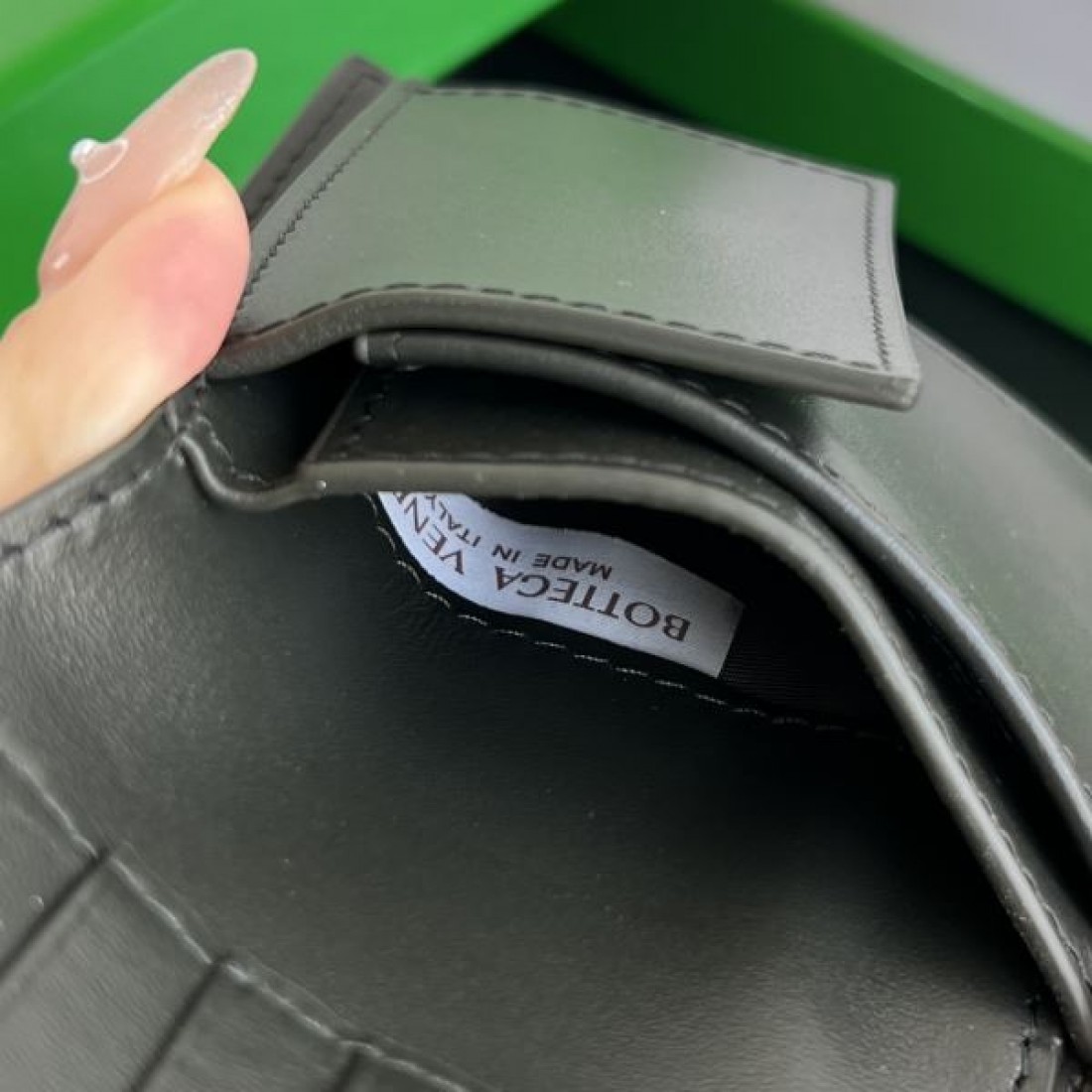 話題沸騰 ミニマルな美しさ ボッテガヴェネタ コピー 二つ折り財布 BOTTEGA VENETA