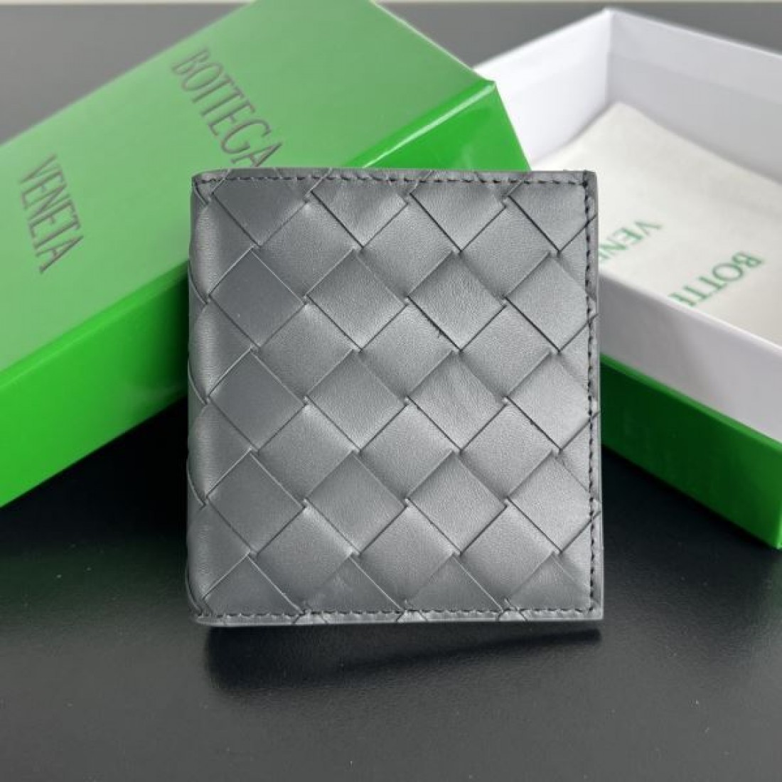 BOTTEGA VENETA 実用性と高級感を備えた ボッテガヴェネタ コピー 二つ折り財布