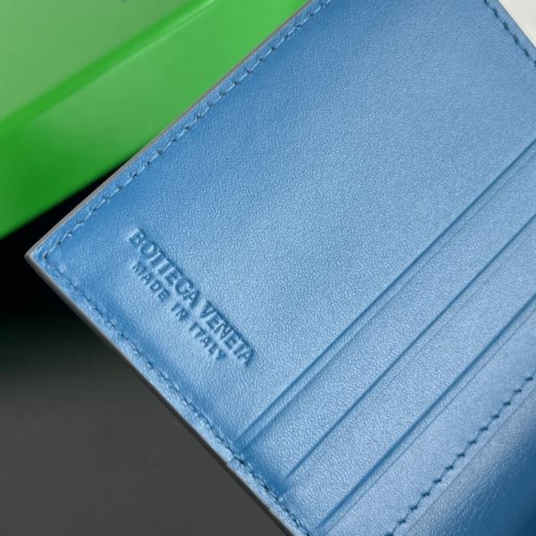  BOTTEGA VENETA 実用性と高級感を備えた ボッテガヴェネタ コピー 二つ折り財布