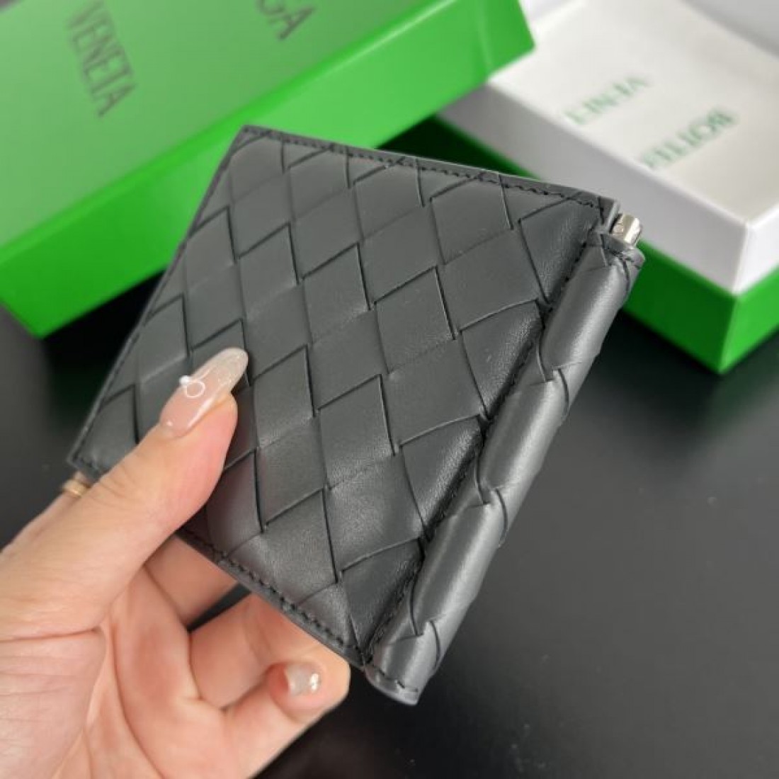 ラグジュアリー ボッテガヴェネタ コピー 二つ折り財布 BOTTEGA VENETA 絶対欲しい