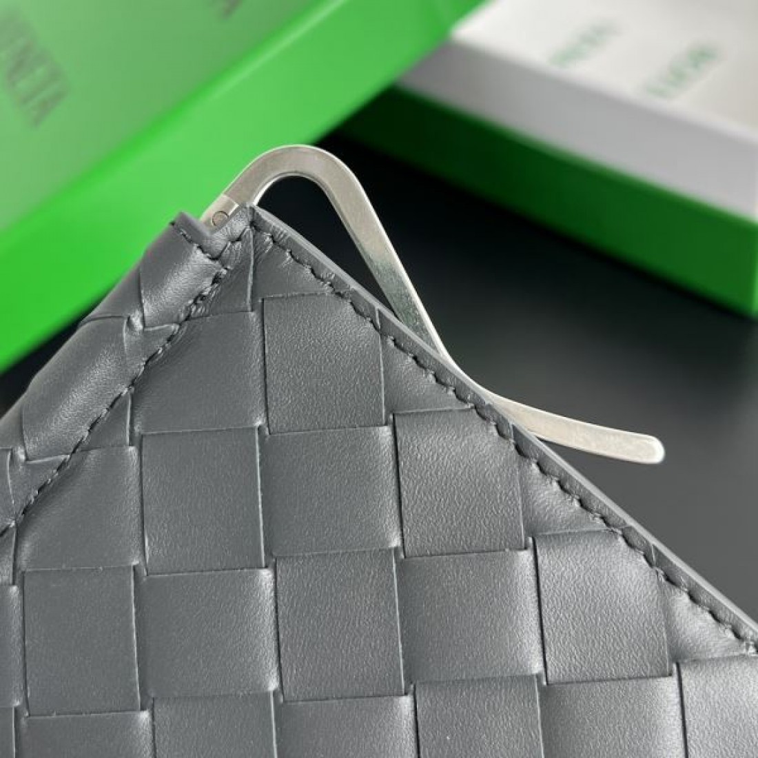 ラグジュアリー ボッテガヴェネタ コピー 二つ折り財布 BOTTEGA VENETA 絶対欲しい