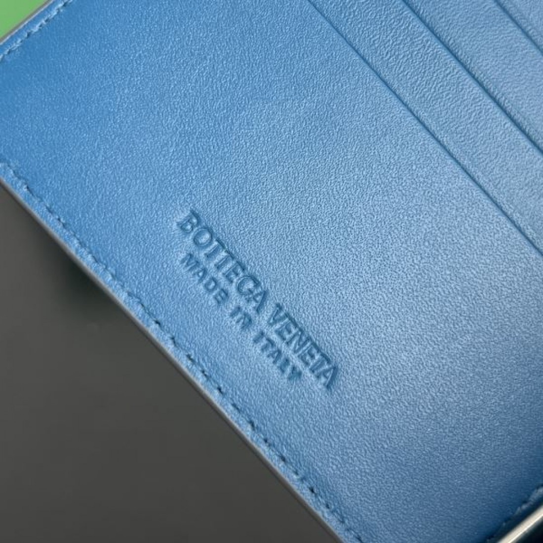 ラグジュアリー ボッテガヴェネタ コピー 二つ折り財布 BOTTEGA VENETA 絶対欲しい