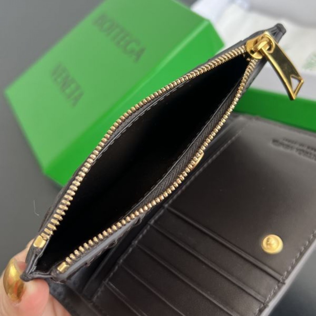 モダンで上品な BOTTEGA VENETA ボッテガヴェネタ コピー コインバッグ