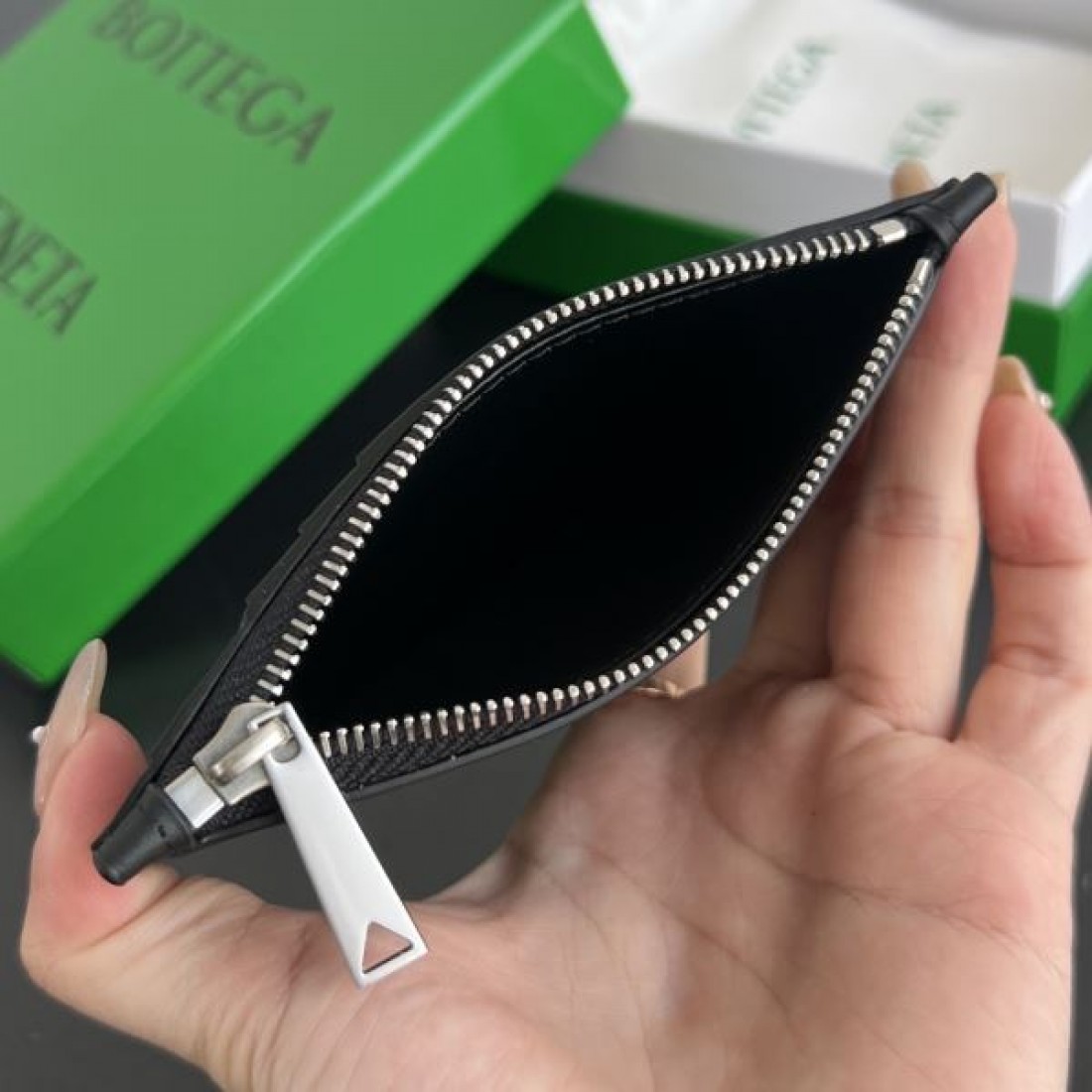 上質でミニマルな BOTTEGA VENETA ボッテガヴェネタ コピー カードケース