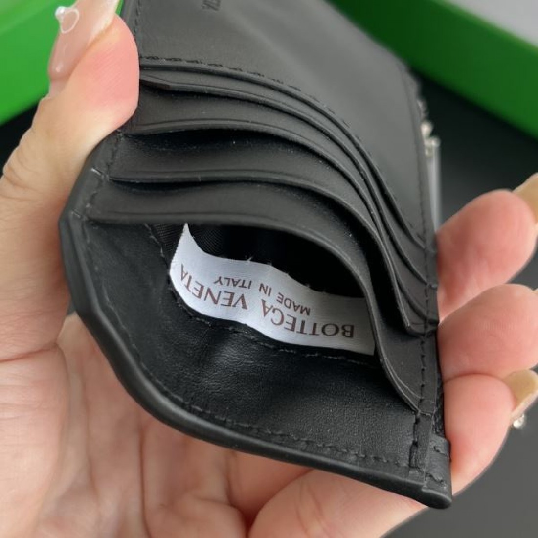 上質でミニマルな BOTTEGA VENETA ボッテガヴェネタ コピー カードケース