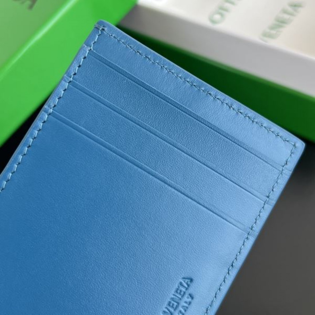 モダンで高級感ある BOTTEGA VENETA ボッテガヴェネタ コピー カードケース
