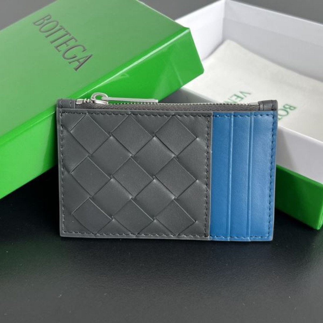 軽やかで洗練された BOTTEGA VENETA ボッテガヴェネタ コピー カードケース