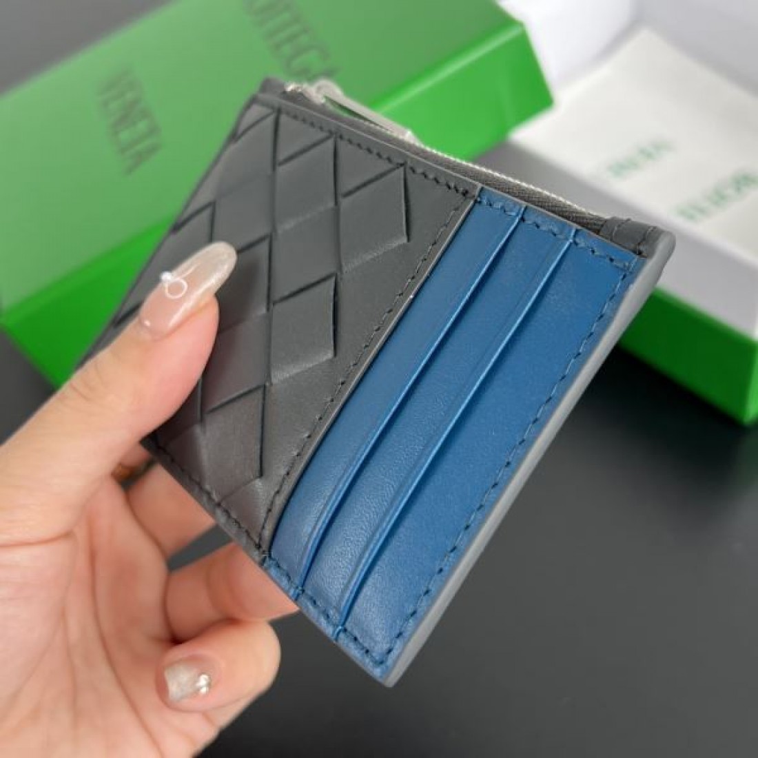 軽やかで洗練された BOTTEGA VENETA ボッテガヴェネタ コピー カードケース