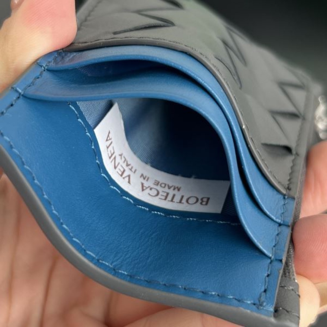 軽やかで洗練された BOTTEGA VENETA ボッテガヴェネタ コピー カードケース