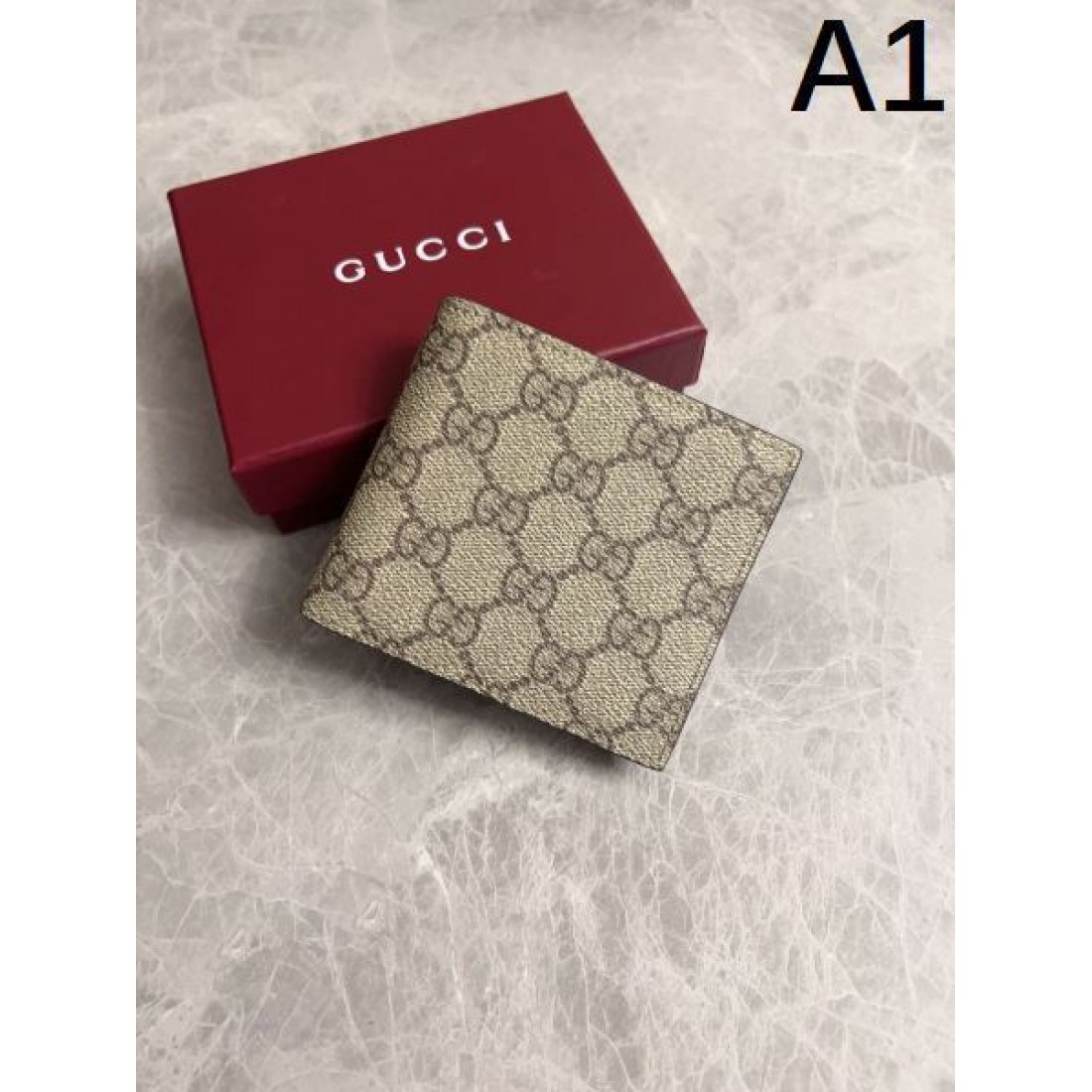 落ち着きと存在感を放つ グッチ コピー 二つ折り財布 GUCCI 人気の定番アイテム