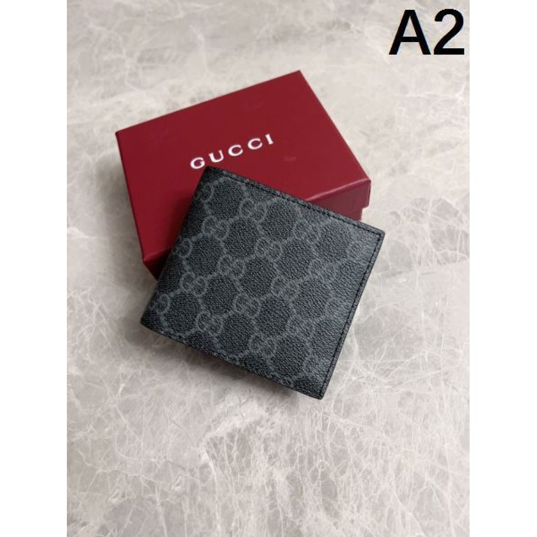 落ち着きと存在感を放つ グッチ コピー 二つ折り財布 GUCCI 人気の定番アイテム