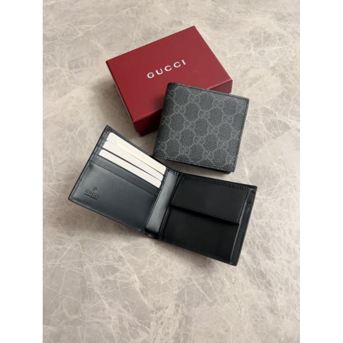 落ち着きと存在感を放つ グッチ コピー 二つ折り財布 GUCCI 人気の定番アイテム