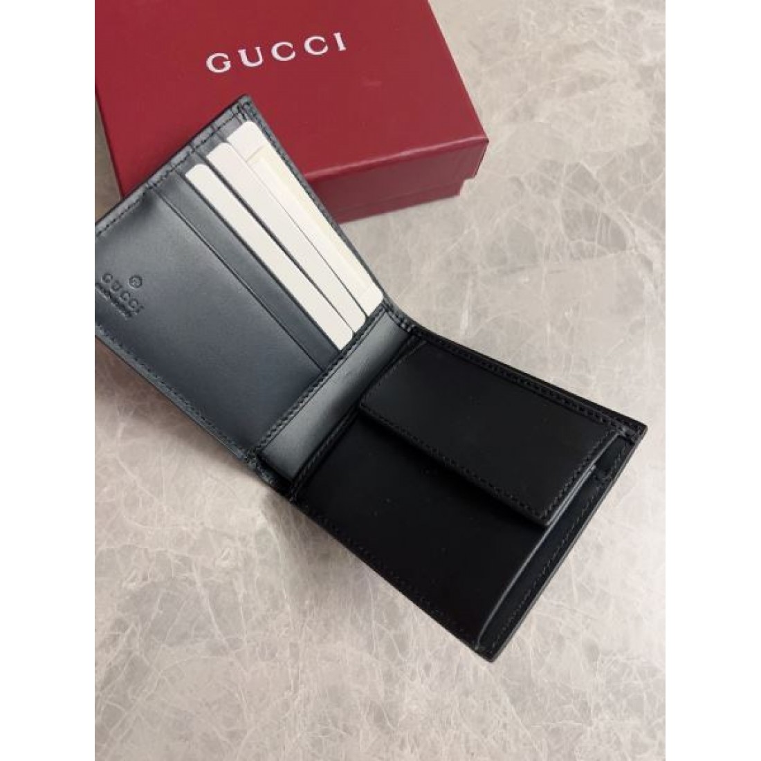 落ち着きと存在感を放つ グッチ コピー 二つ折り財布 GUCCI 人気の定番アイテム