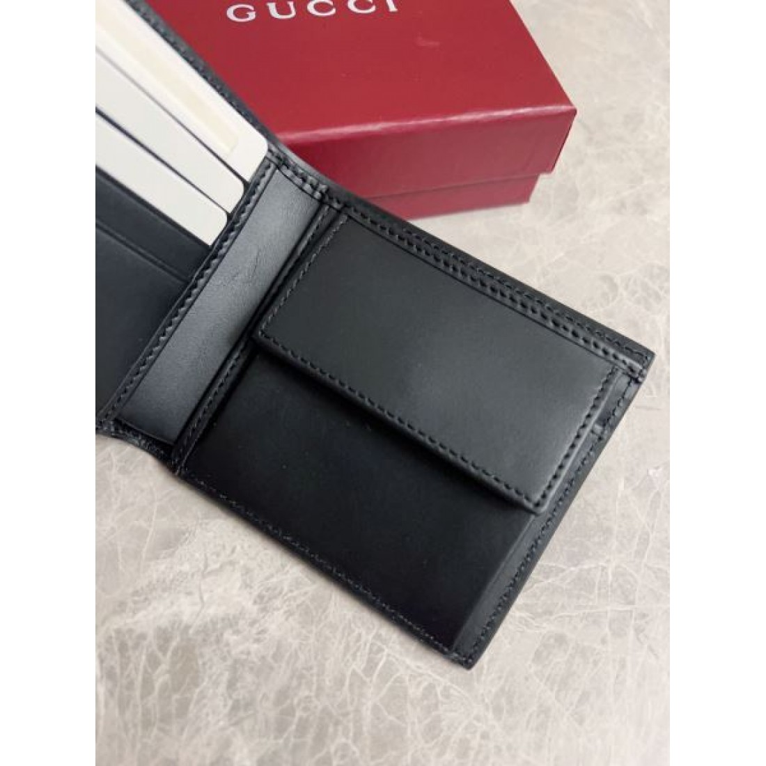落ち着きと存在感を放つ グッチ コピー 二つ折り財布 GUCCI 人気の定番アイテム