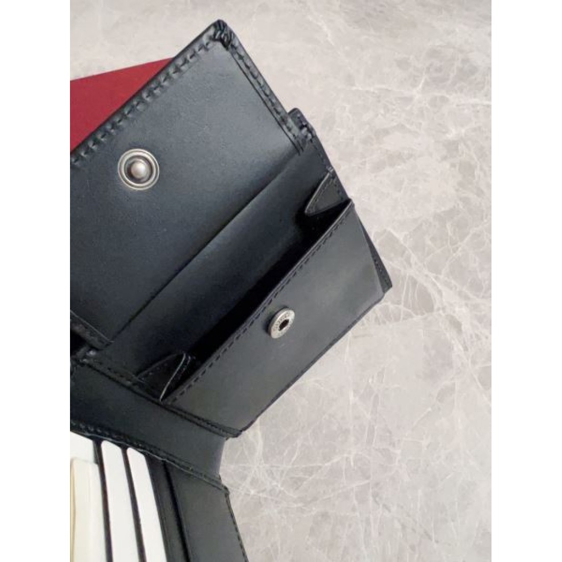 落ち着きと存在感を放つ グッチ コピー 二つ折り財布 GUCCI 人気の定番アイテム
