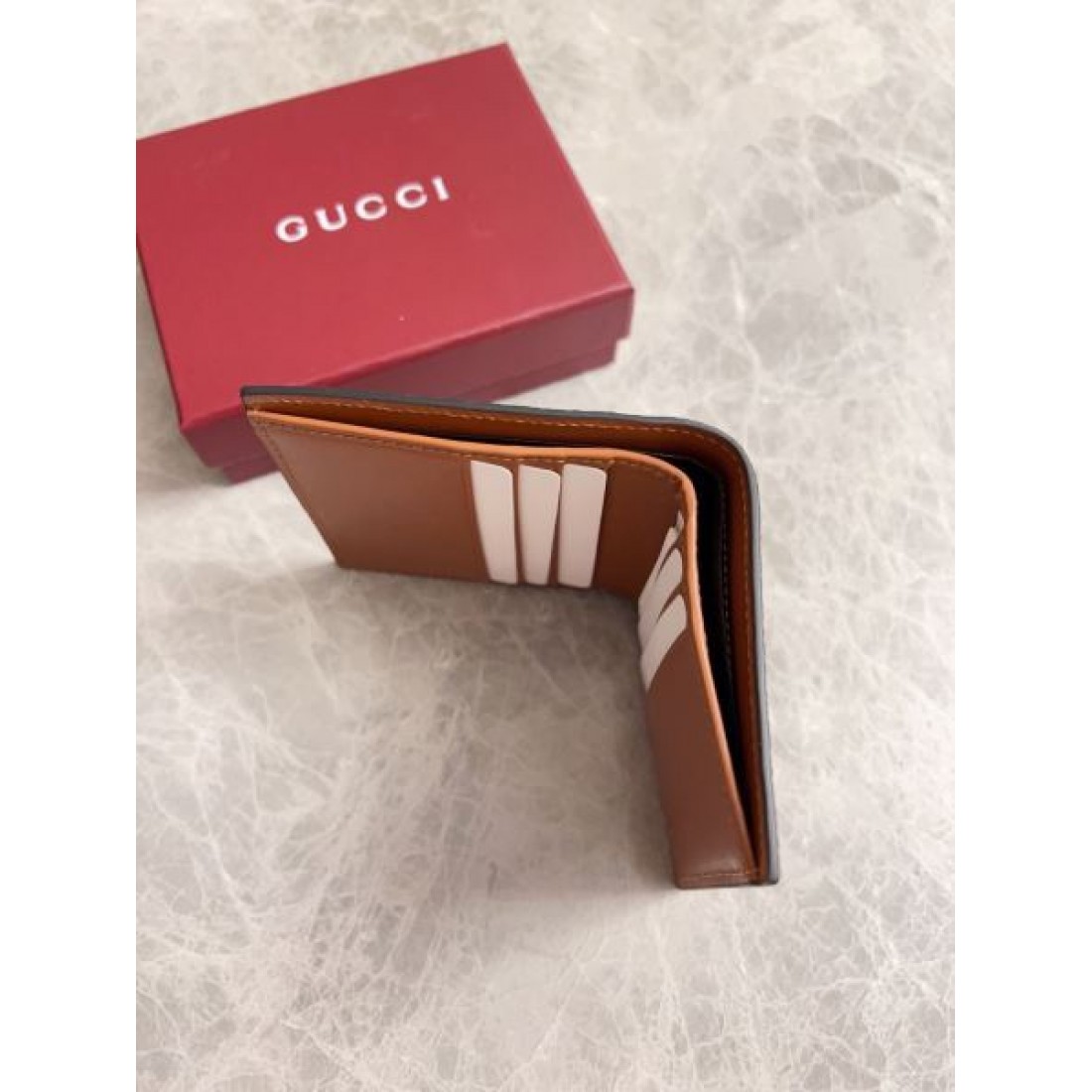 洗練と実用性を兼ね備えた グッチ コピー 二つ折り財布 GUCCI