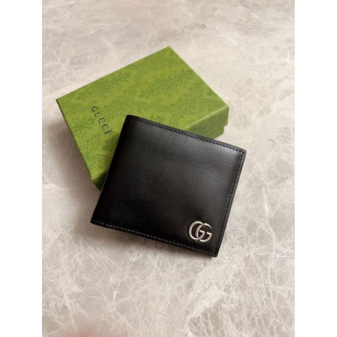 GUCCI モダンでスタイリッシュな グッチ コピー 二つ折り財布