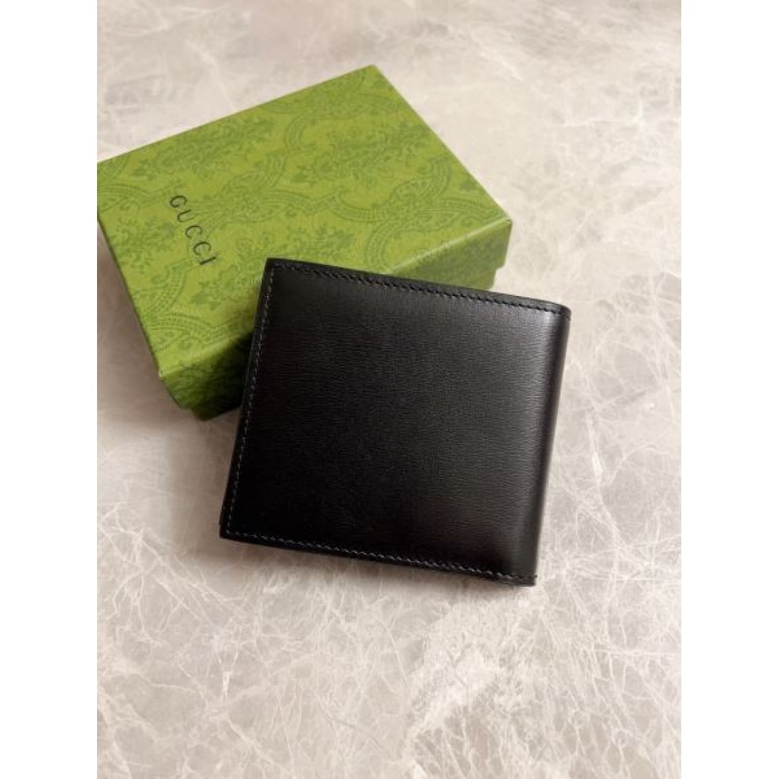 GUCCI モダンでスタイリッシュな グッチ コピー 二つ折り財布