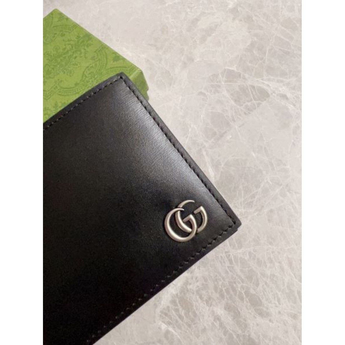 GUCCI モダンでスタイリッシュな グッチ コピー 二つ折り財布