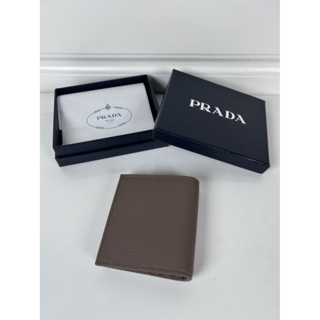 機能美が光る プラダ コピー 二つ折り財布 PRADA シックな佇まい