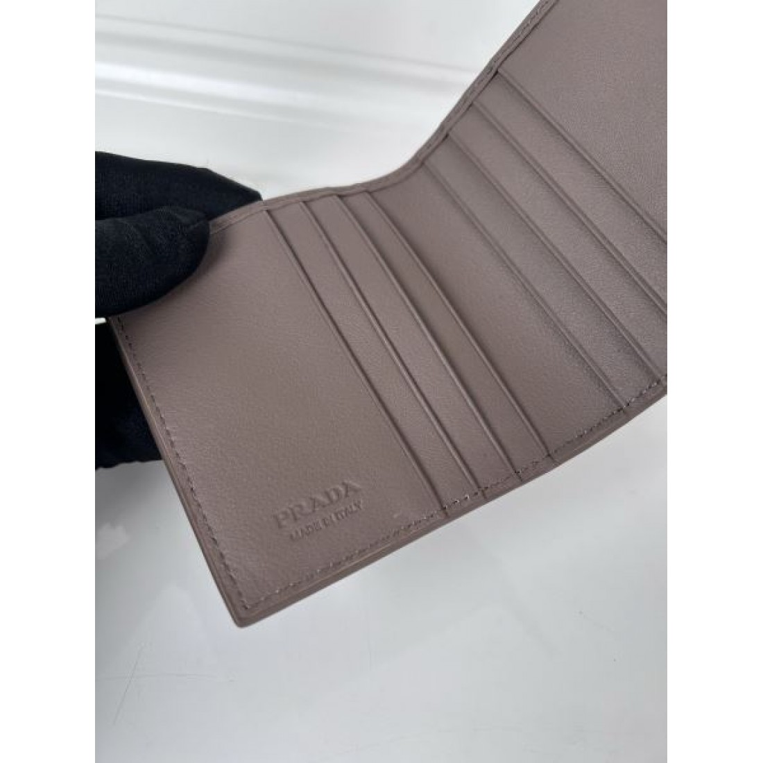 機能美が光る プラダ コピー 二つ折り財布 PRADA シックな佇まい