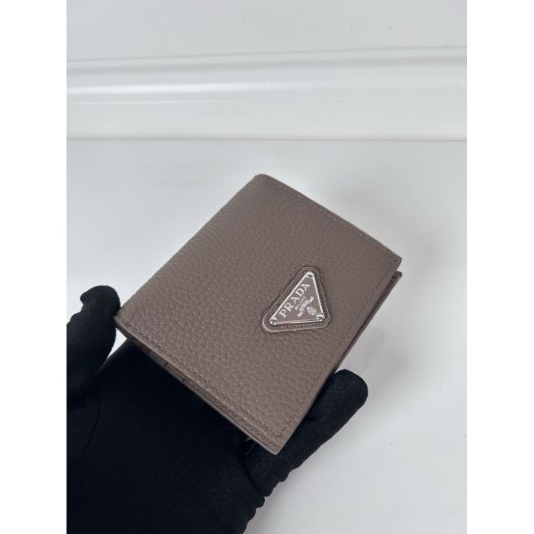 機能美が光る プラダ コピー 二つ折り財布 PRADA シックな佇まい