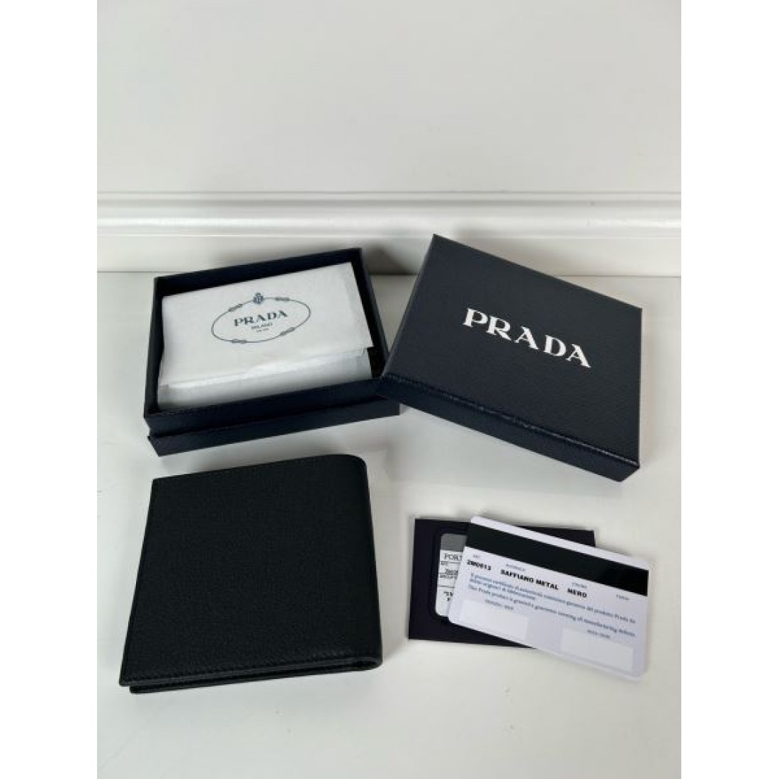  PRADA 独自のセンスが光る プラダ コピー 二つ折り財布 機能的な