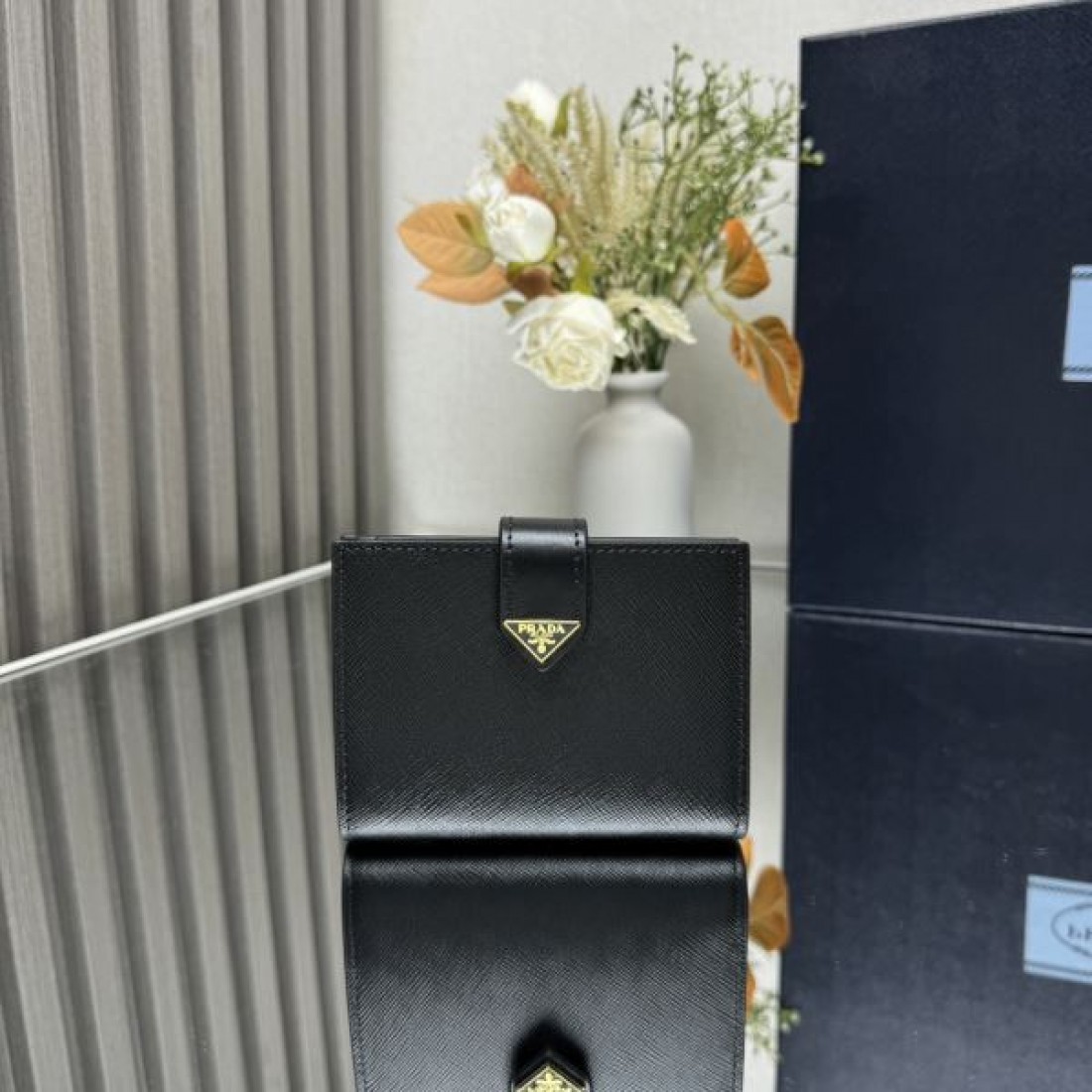 洗練された 遊び心を感じる プラダ コピー 二つ折り財布 PRADA